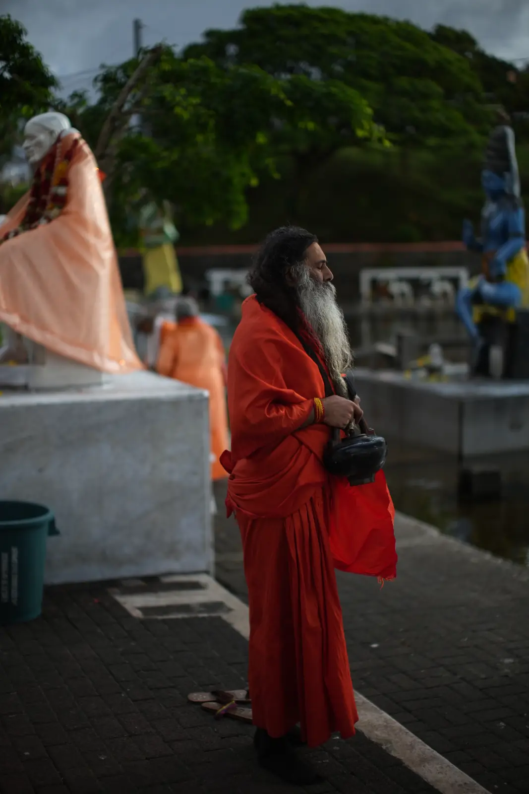 Садху у священного озера